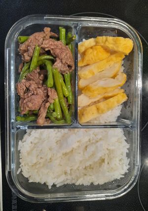 Hình của món Đậu đũa xào thịt bò, chả mực rán; cơm trưa vp.