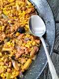 Arroz con pelota de cocido, ajos tiernos y setas