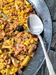 Una foto de Arroz con pelota de cocido, ajos tiernos y setas