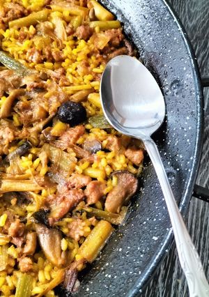 Una foto de Arroz con pelota de cocido, ajos tiernos y setas