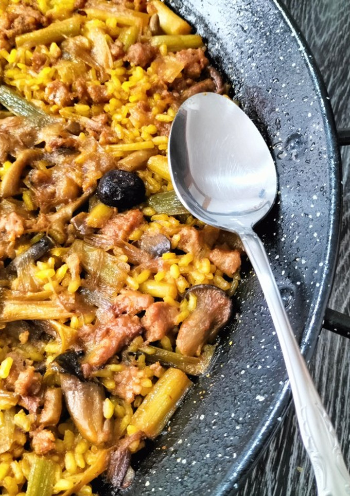 Una foto de Arroz con pelota de cocido, ajos tiernos y setas