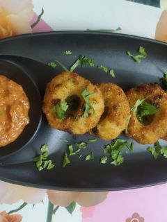 सूजी पोहा डोनट (Suji poha donut recipe in hindi) रेसिपी मुख्य फोटो
