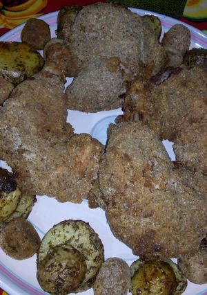 Una foto de Patas muslo empanadas con papas zarpadas al horno!