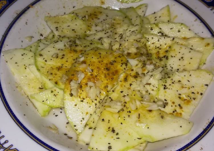 Calabacín crudo en ensalada