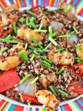 Gambas agridoce com quinoa tricolor