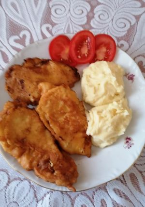 Egyszerű bundában készült, mustáros, csirkemell szeletek recept fotója