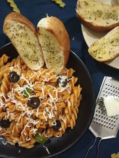 રેડ સોસ પાસ્તા (Red Sauce Pasta Recipe In Gujarati) રેસીપી મુખ્ય ફોટો