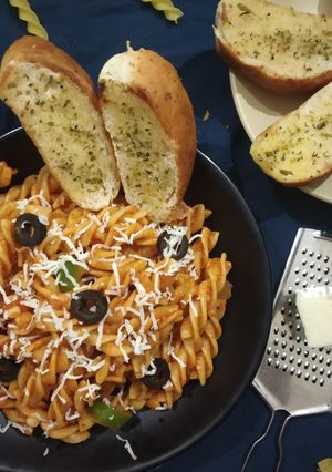 રેડ સોસ પાસ્તા (Red Sauce Pasta Recipe In Gujarati) રેસીપી મુખ્ય ફોટો