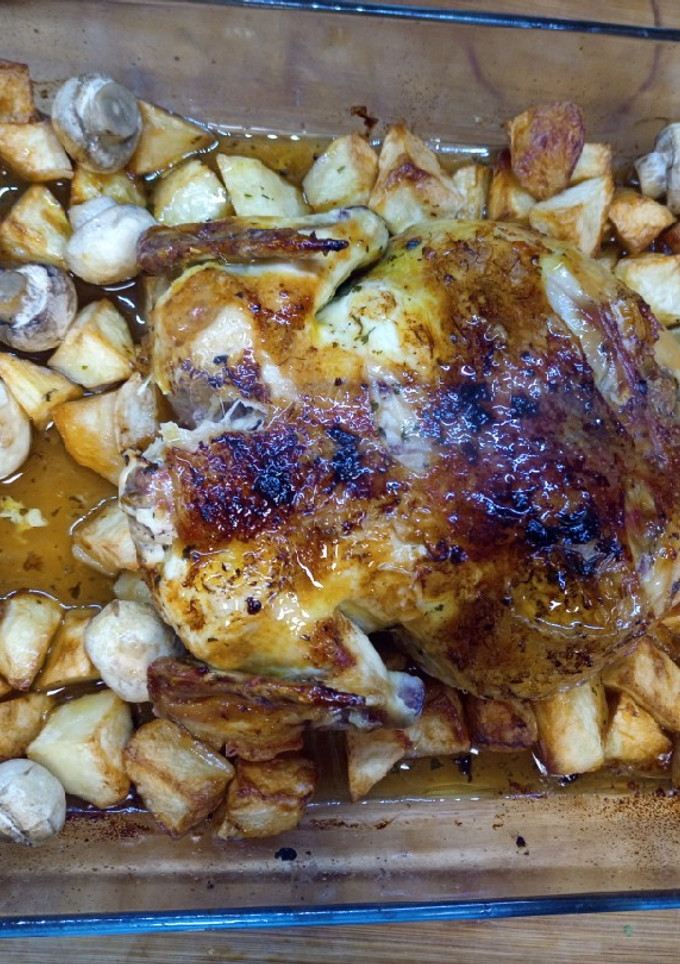 Una foto de Pollo al horno con champis y patata