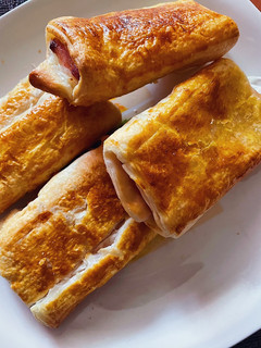 Una foto de Napolitanas de jamón york y queso en freidora de aire