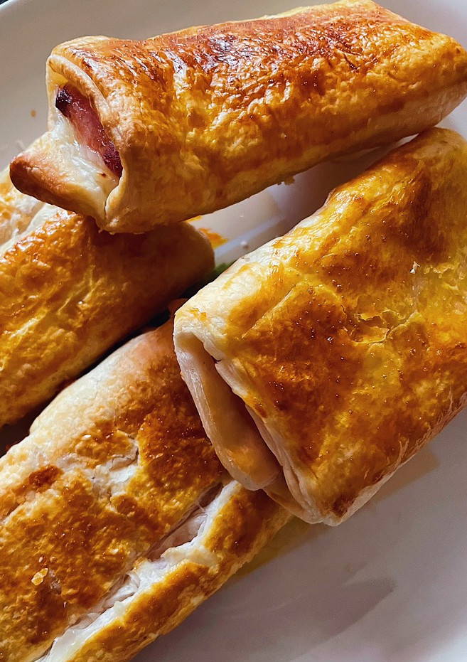 Una foto de Napolitanas de jamón york y queso en freidora de aire