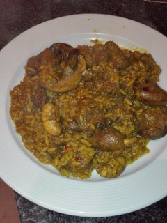 Una foto de Arroz con menudo de pollo de campo y champiñones