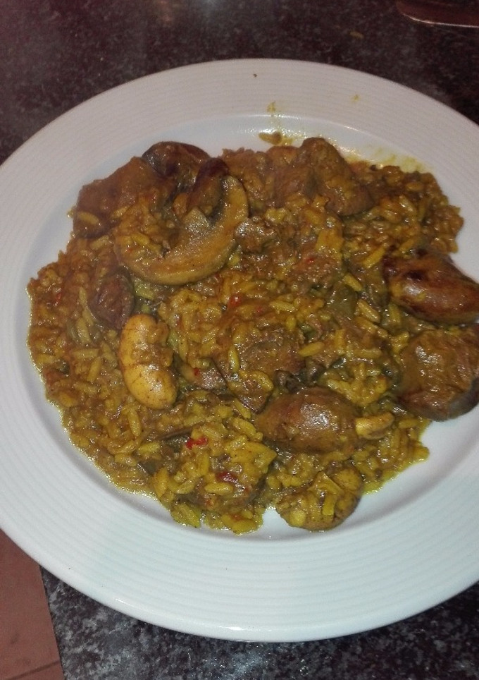 Una foto de Arroz con menudo de pollo de campo y champiñones