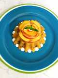 Pudding di mais e ricotta con uvetta e pesche