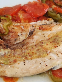 Una foto de Dorada al horno con verduras y vinagreta de mostaza