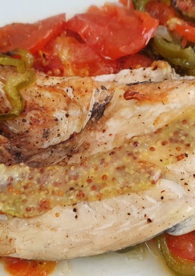 Una foto de Dorada al horno con verduras y vinagreta de mostaza