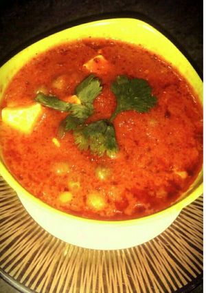 A picture of Matar Paneer.
