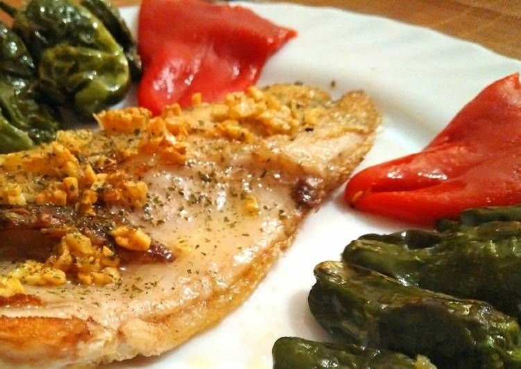 Lubina plancha con crujiente de ajo padrón y piquillo