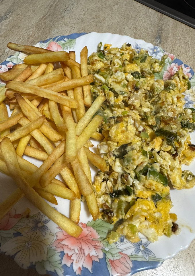 Una foto de Huevos revueltos con cebolleta
