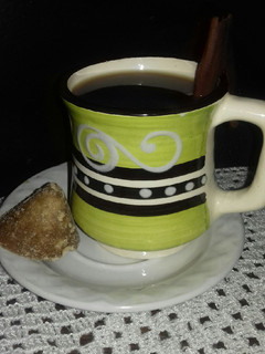 Una foto de Café de olla, con canela y piloncillo. Estilo mazamitla