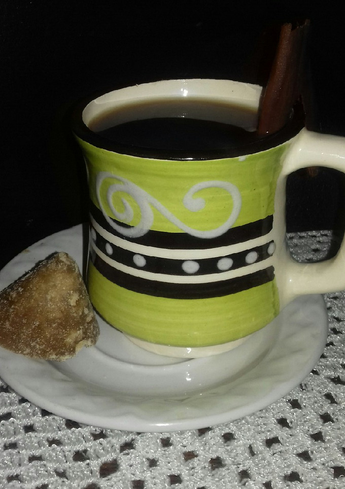 Una foto de Café de olla, con canela y piloncillo. Estilo mazamitla