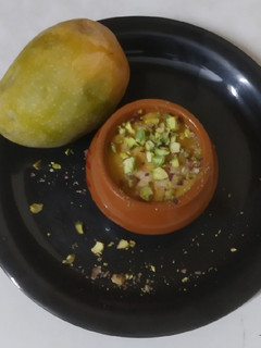 મેંગો મટકી આઈસ્ક્રીમ (Mango Mataki Icecream Recipe In Gujarati) રેસીપી મુખ્ય ફોટો