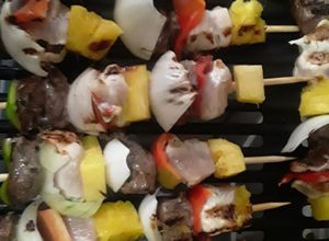 Una foto de Brochetas mixtas (res y pollo)