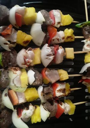 Una foto de Brochetas mixtas (res y pollo)