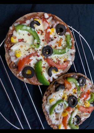 ભાખરી પીઝા (Bhakhri Pizza Recipe In Gujarati) રેસીપી મુખ્ય ફોટો