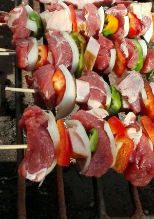 Una foto de Brochetas de carne