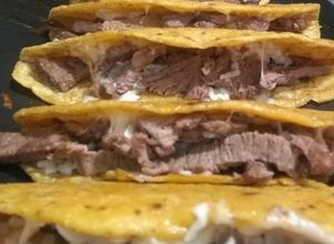 Una foto de #Quesadillas hechas a mano de bistec y queso asadero