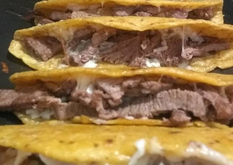 Quesadillas hechas a mano de bistec y queso asadero Receta de Alma