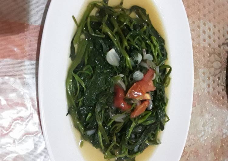 Resep Tumis kangkung bumbu seadanya oleh mriathy Cookpad