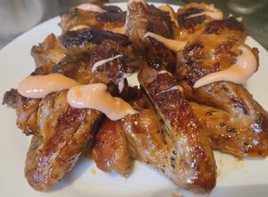 Una foto de Alitas de pollo en salsa agridulce express🍗🍅🍯