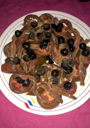 Una foto de Anchoas con tomate negro