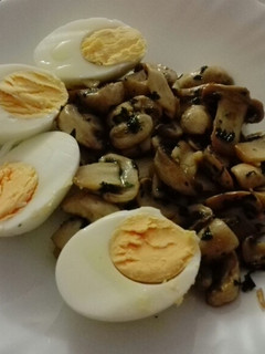 Una foto de Huevos con champiñón