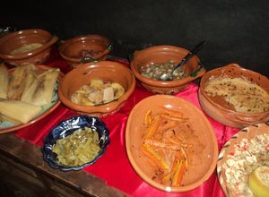 Lomo de cerdo mechado con manzana al pulque con romero y epazote Una foto de Lomo de cerdo mechado con manzana al pulque con romero y epazote