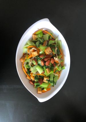 Hình của món Hạnh nhân rang bơ xào rau củ 🥙 Món chay nhanh gọn - bổ dưỡng.