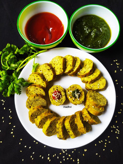 स्टीम्ड कोथिम्बीर वड़ी (Steamed Kothimbir Vadi Recipe In Hindi) रेसिपी मुख्य फोटो