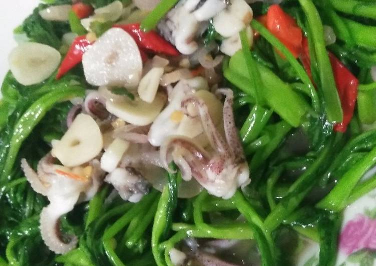 Langkah meracik Tumis Kangkung Kepala Cumi yang simpel