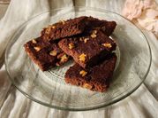 Una foto de brownie con manzanas