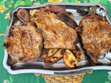 Côtes de porc grillées marinées sauce tomate aux pommes de terre et piments verts