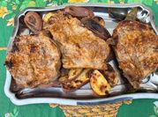 Une photo de côte de porc marinade