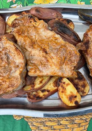 Une photo de Côtes de porc grillées marinées sauce tomate aux pommes de terre et piments verts