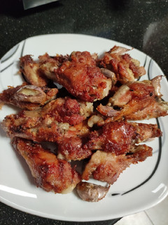Una foto de Alitas de pollo al ajillo