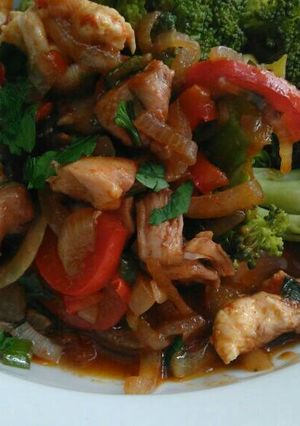 Una foto de Ensalada tibia de pollo y brócoli