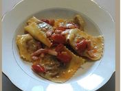 Una foto di tortelli al radicchio