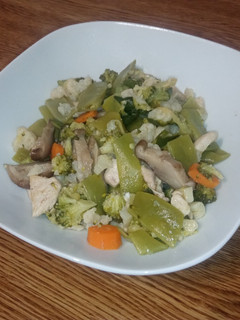 Una foto de Salteado de verduras con pollo