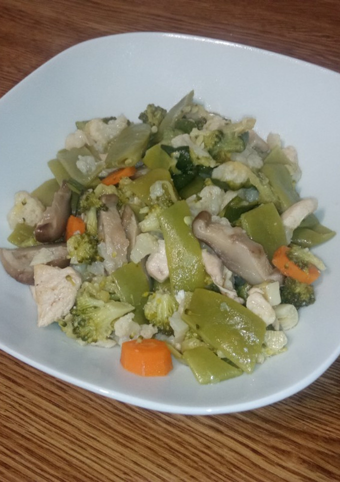 Una foto de Salteado de verduras con pollo