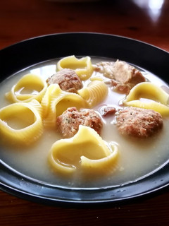 Una foto de Caldo con bolitas de carne y caracoles pasta